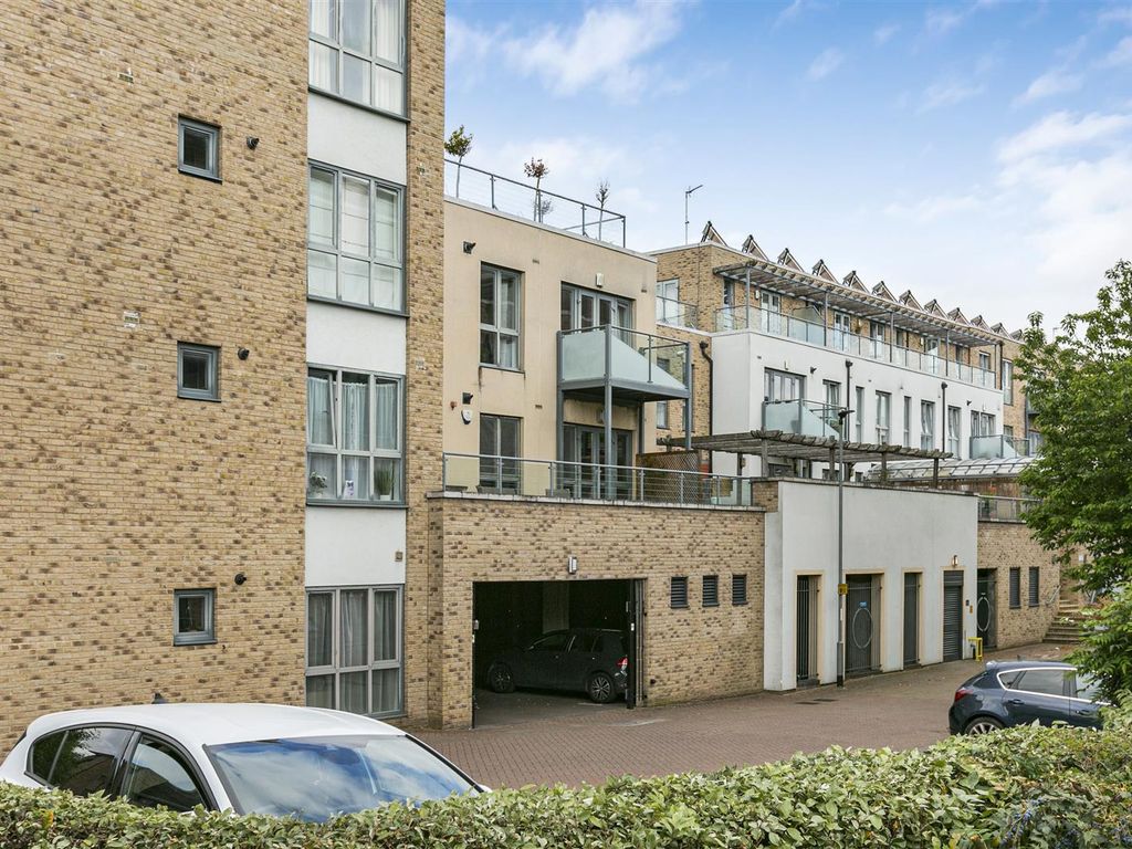 2 bed flat for sale in Scholars Walk, Cambridge CB4, £445,000