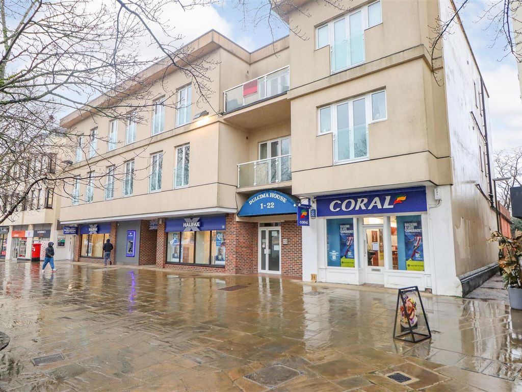 1 bed flat for sale in Carfax, Horsham RH12, £195,000