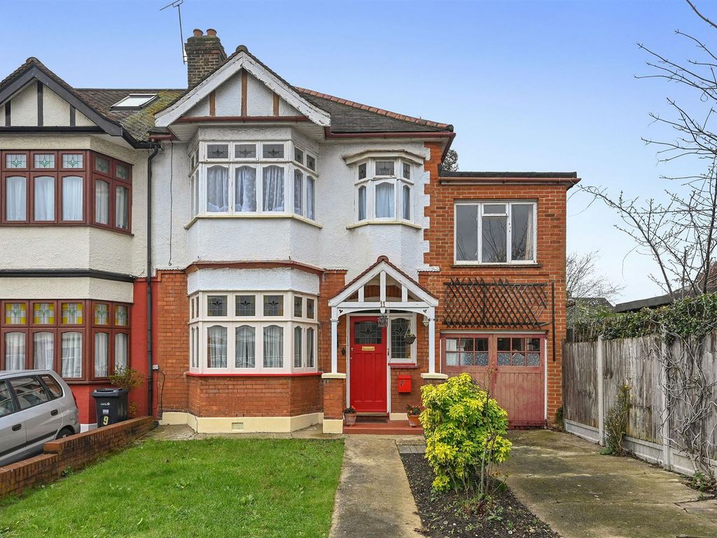 5 bed end terrace house for sale in Woodbury Close, London E11, £899,950