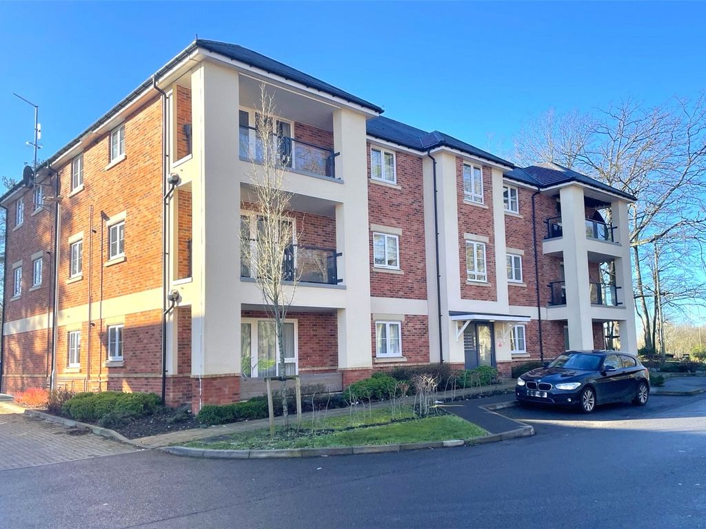 2 bed flat for sale in Hurst Avenue, Blackwater, Camberley GU17, £300,000