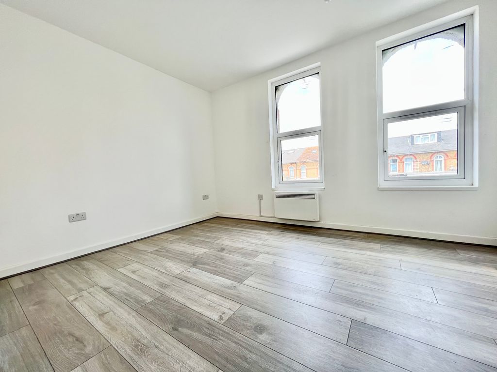 Room to rent in Brigstock Road, Thornton Heath CR7, £1,250 pcm