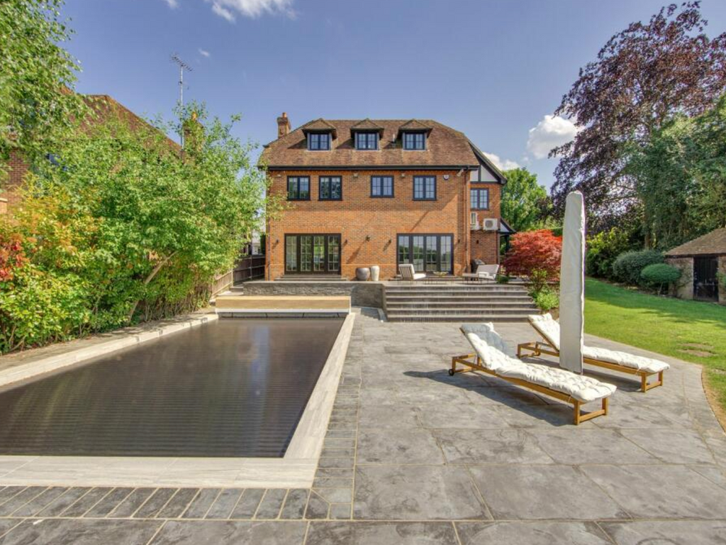 6 bed detached house to rent in Abbey View, Radlett WD7, £20,000 pcm