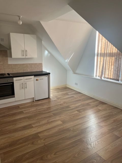 Room to rent in Brook Street, Luton LU3, £775 pcm