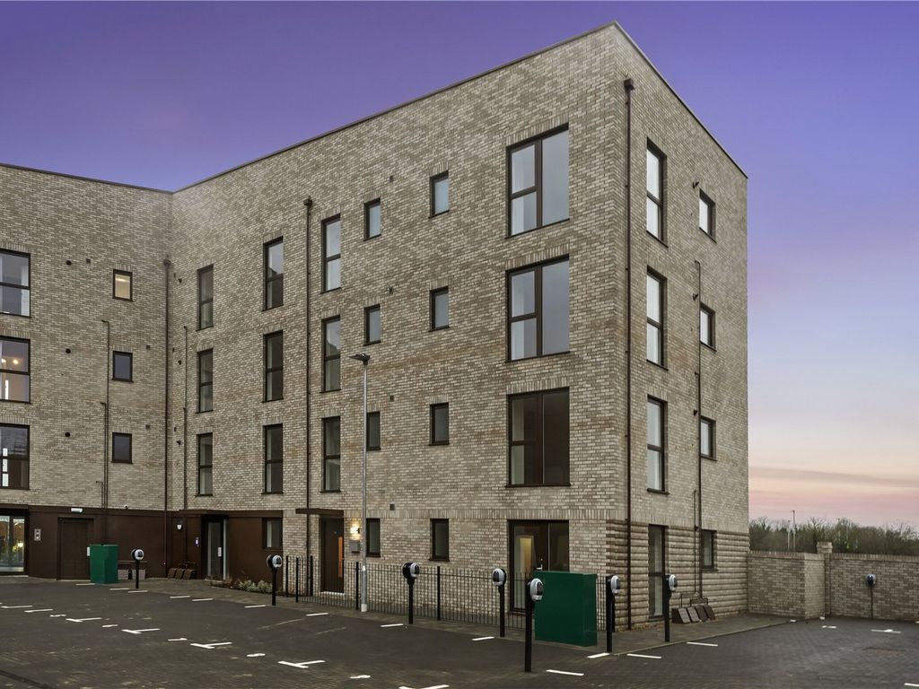 2 bed flat to rent in Genome Close, Cambridge, Cambridgeshire CB3, £1,730 pcm