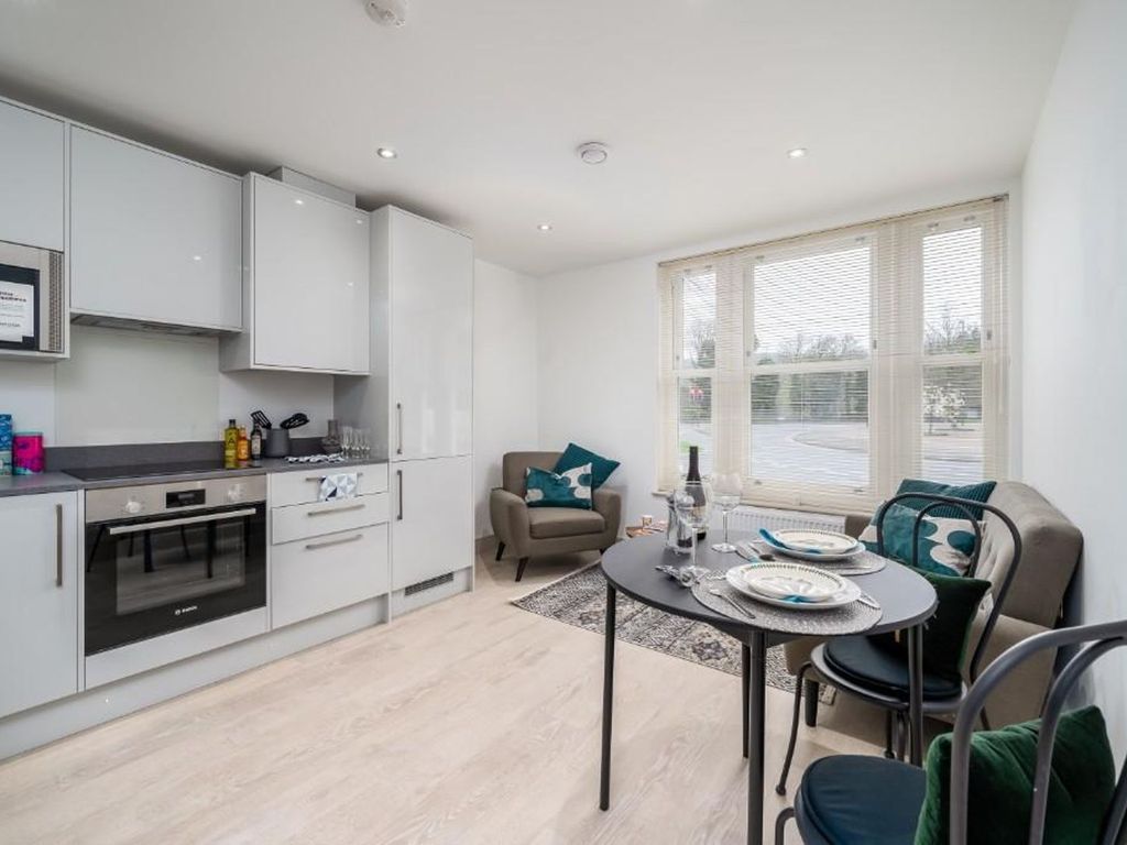 1 bed flat for sale in Easton Street, High Wycombe HP11, £200,000