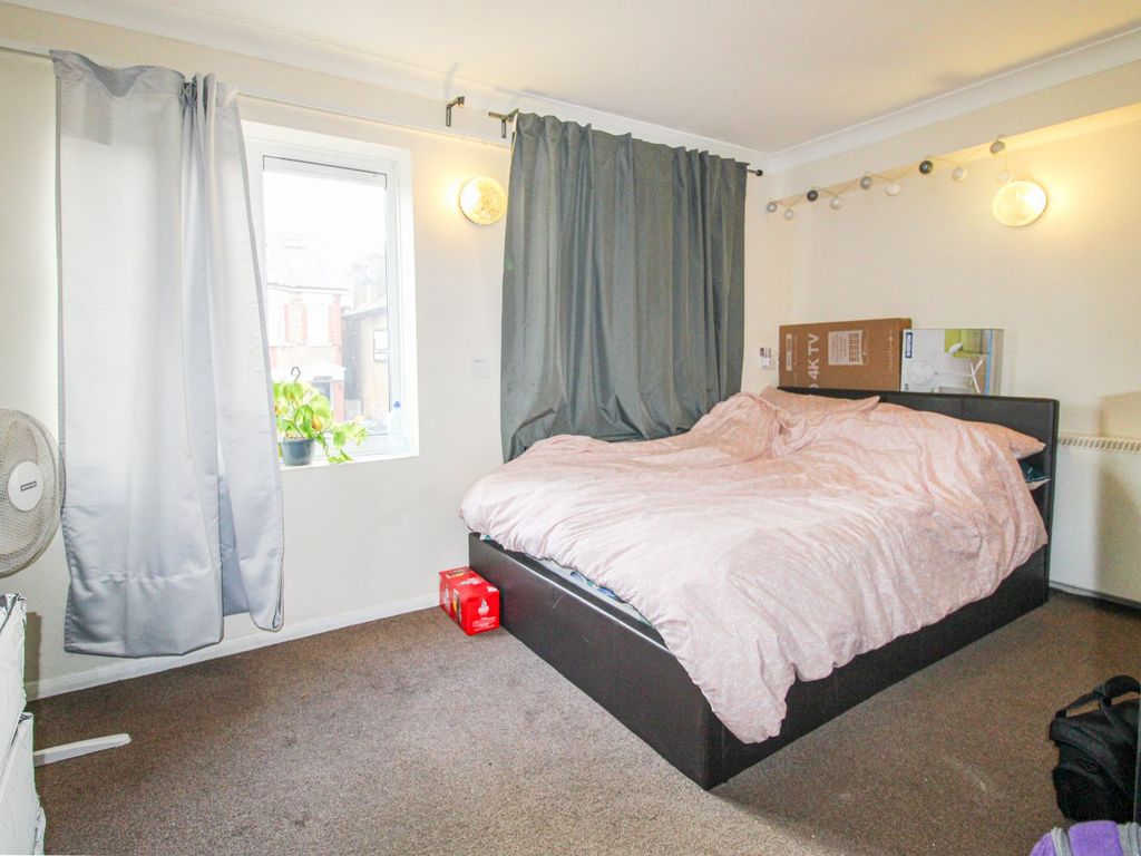 Studio to rent in Mayday Road, Thornton Heath CR7, £1,050 pcm