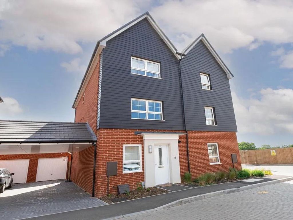 5 bed town house for sale in Grand Junction, Aylesbury HP22, £539,000