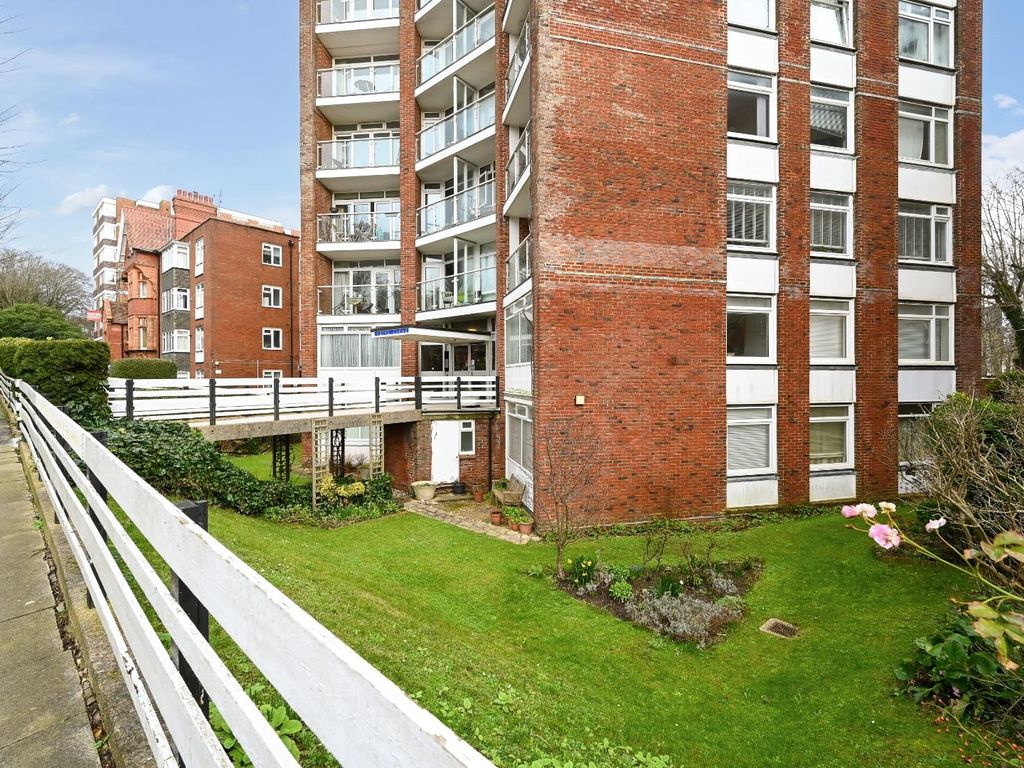 3 bed flat for sale in The Drive, Hove BN3, £450,000