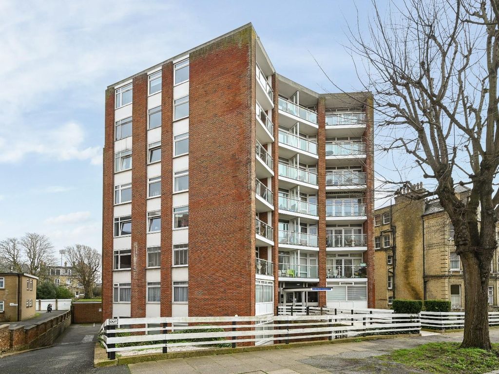 3 bed flat for sale in The Drive, Hove BN3, £450,000