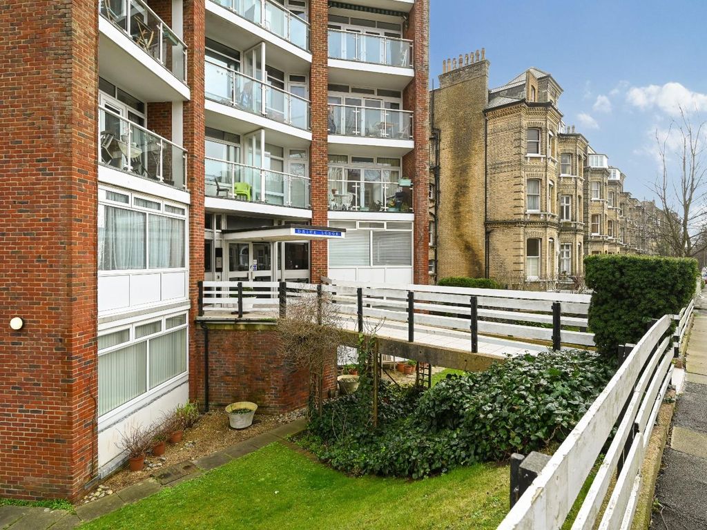 3 bed flat for sale in The Drive, Hove BN3, £450,000