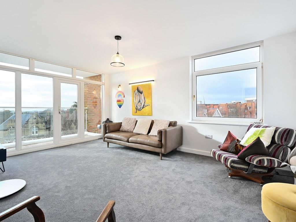 3 bed flat for sale in The Drive, Hove BN3, £450,000