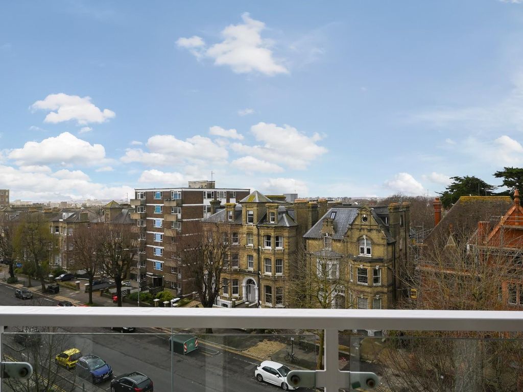 3 bed flat for sale in The Drive, Hove BN3, £450,000