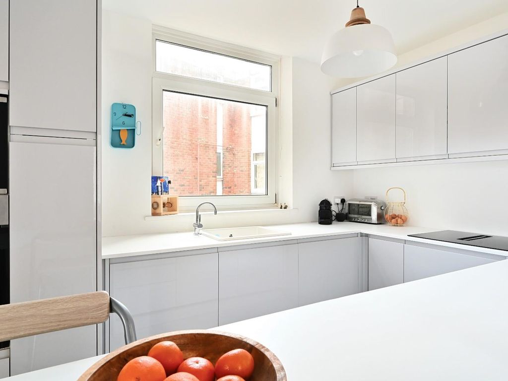 3 bed flat for sale in The Drive, Hove BN3, £450,000