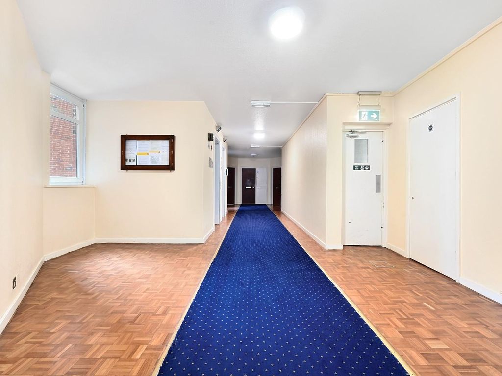 3 bed flat for sale in The Drive, Hove BN3, £450,000