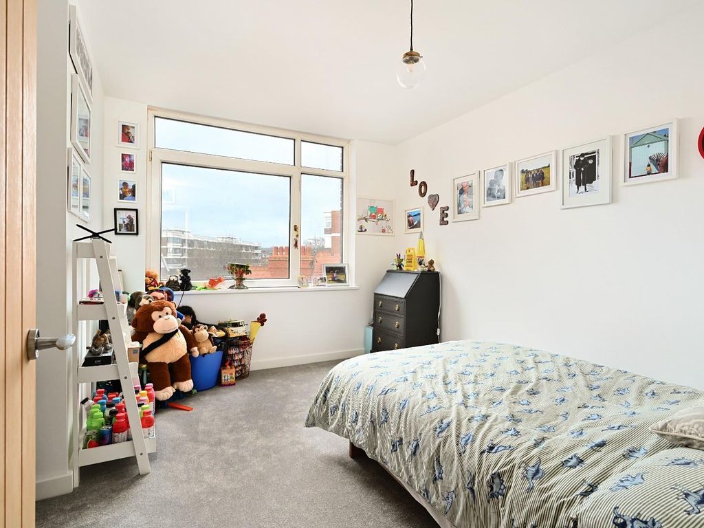 3 bed flat for sale in The Drive, Hove BN3, £450,000