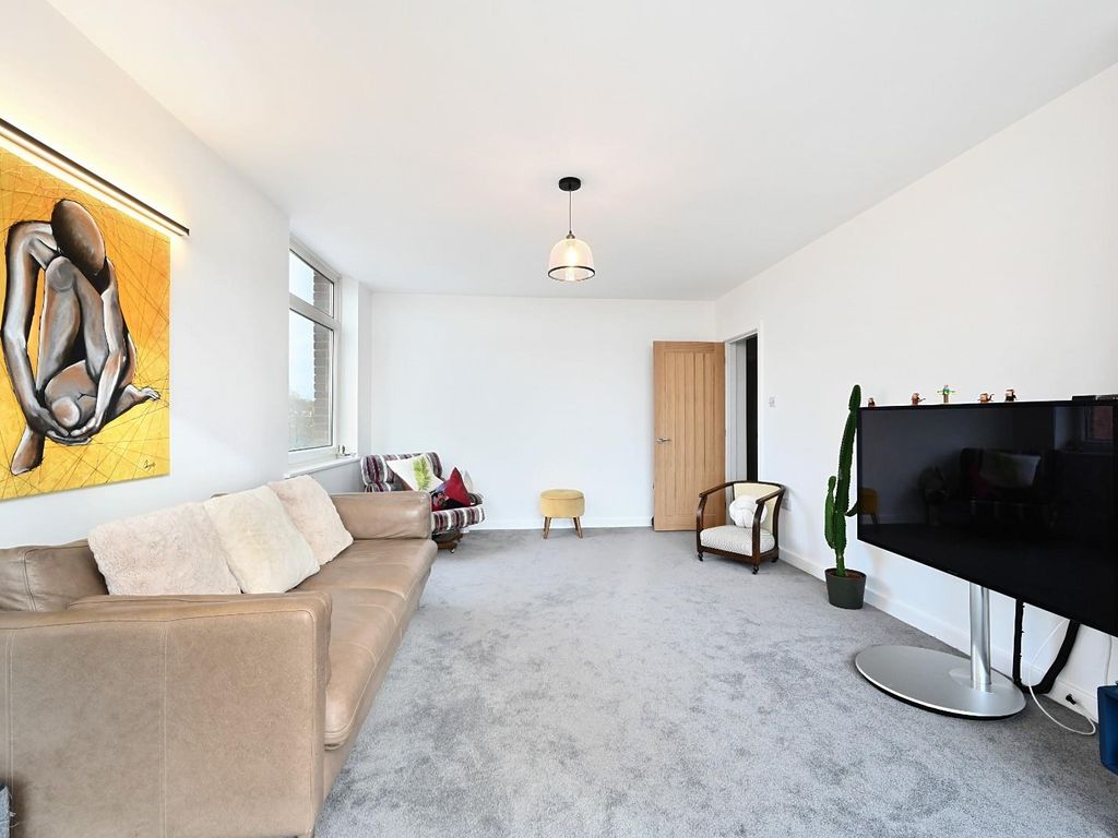 3 bed flat for sale in The Drive, Hove BN3, £450,000