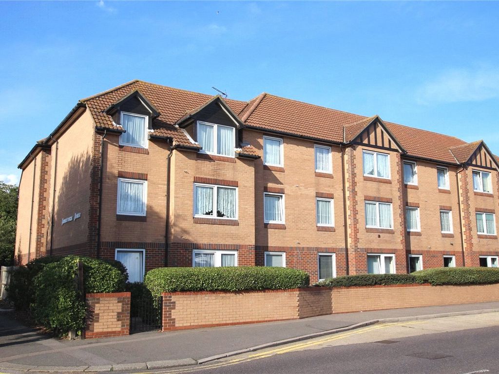 2 bed flat for sale in Station Road, Thorpe Bay, Essex SS1, £250,000