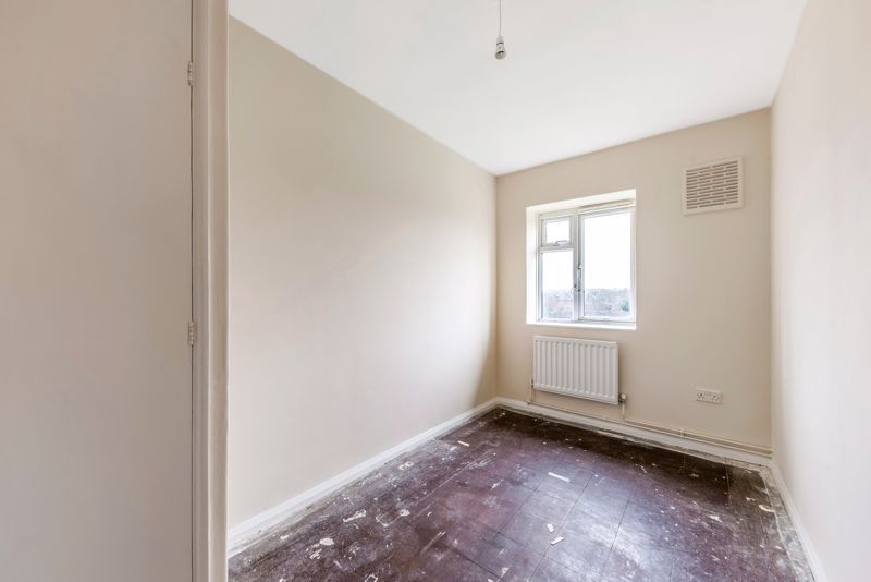 3 bed flat for sale in Restons Crescent, London SE9, £235,000