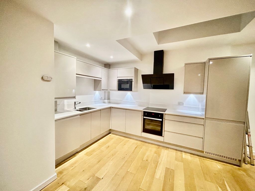 2 bed flat to rent in Lime Grove, New Malden KT3, £2,300 pcm