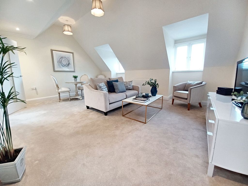 1 bed flat for sale in Church Street, Fleur De Lis OX12, £190,000
