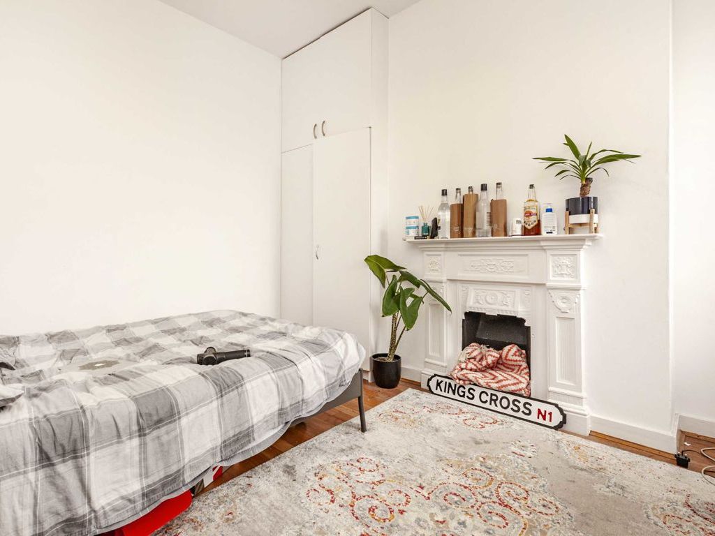 3 bed flat for sale in Edgeley Road, London SW4, £625,000