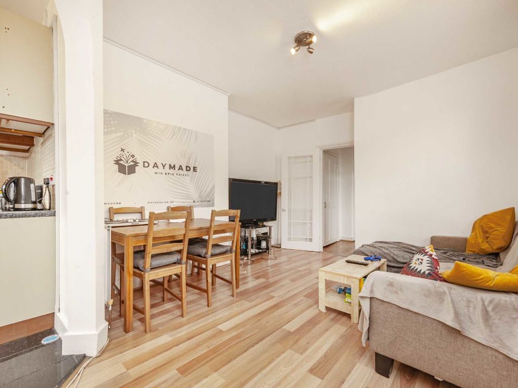 3 bed flat for sale in Edgeley Road, London SW4, £625,000