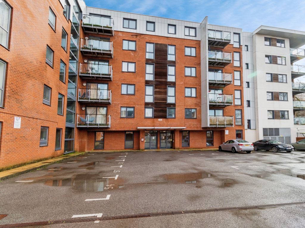 2 bed flat for sale in High Street, Southampton, Hampshire SO14, £235,000
