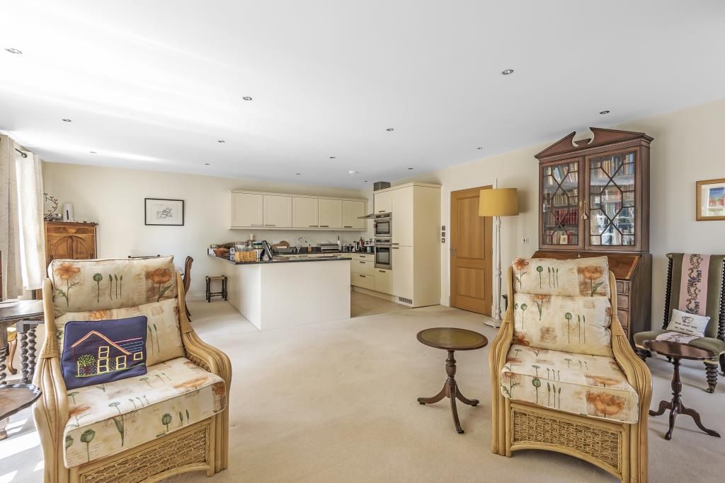 2 bed flat for sale in Sunningdale, Berkshire SL5, £550,000