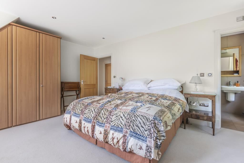 2 bed flat for sale in Sunningdale, Berkshire SL5, £550,000