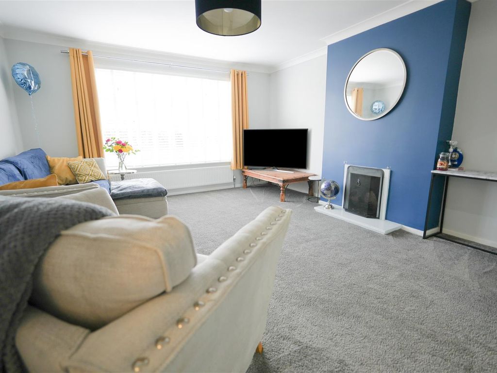 3 bed property for sale in Ashurst Avenue, Southend-On-Sea SS2, £475,000
