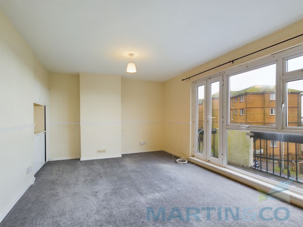 3 bed flat to rent in Warren Way, Brighton BN2, £1,225 pcm