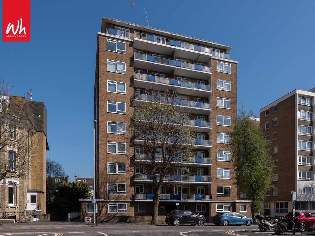 2 bed flat for sale in The Drive, Hove BN3, £350,000