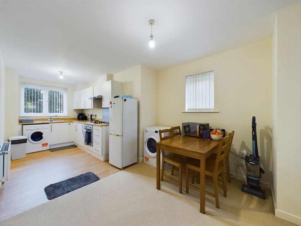 2 bed flat to rent in Gemini Close, Cheltenham, Gloucestershire GL51, £915 pcm