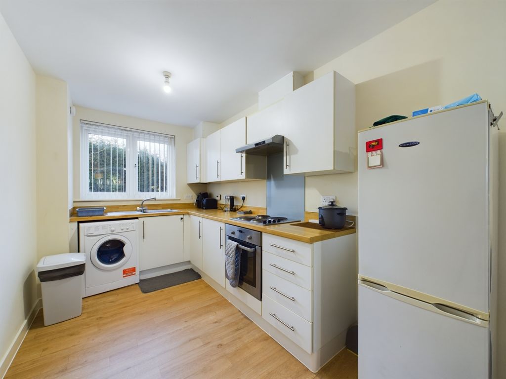 2 bed flat to rent in Gemini Close, Cheltenham, Gloucestershire GL51, £915 pcm