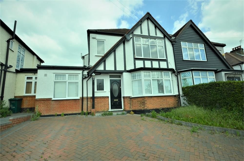 4 bed semi-detached house to rent in Bunns Lane, Mill Hill NW7, £2,950 pcm