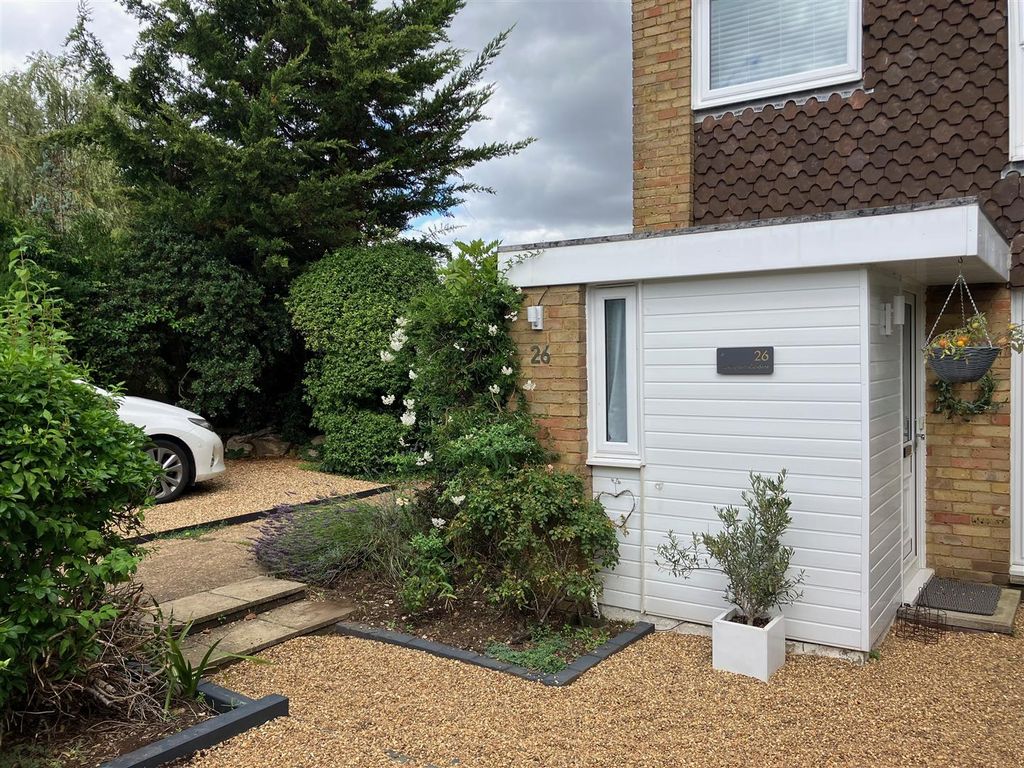 3 bed end terrace house for sale in Buckingham Gardens, West Molesey KT8, £799,950
