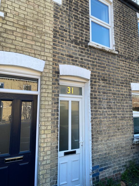 3 bed terraced house to rent in Malta Road, Cambridge CB1, £1,700 pcm