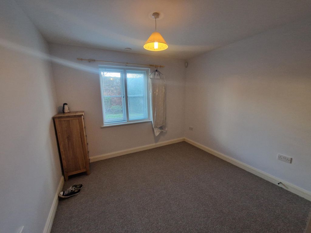 2 bed flat to rent in Clarence Street, Yeovil BA20, £925 pcm