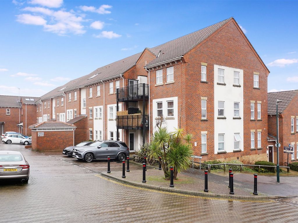 2 bed flat for sale in Mary Court, Chatham ME4, £180,000