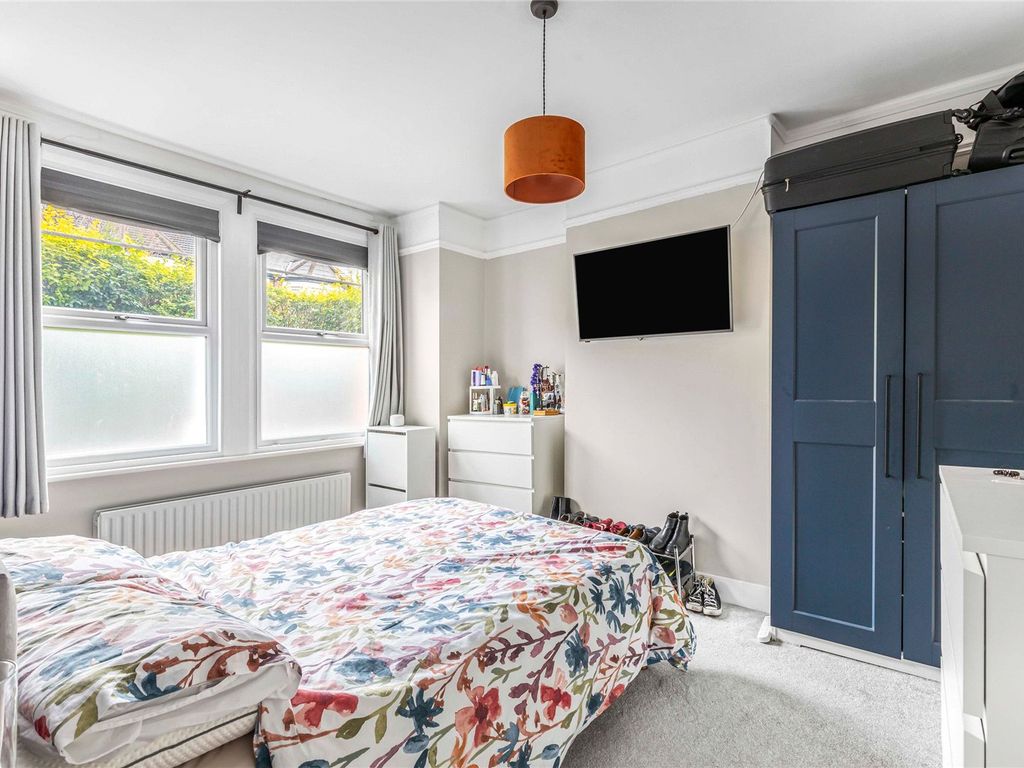 2 bed flat for sale in Fernthorpe Road, Furzedown SW16, £499,950