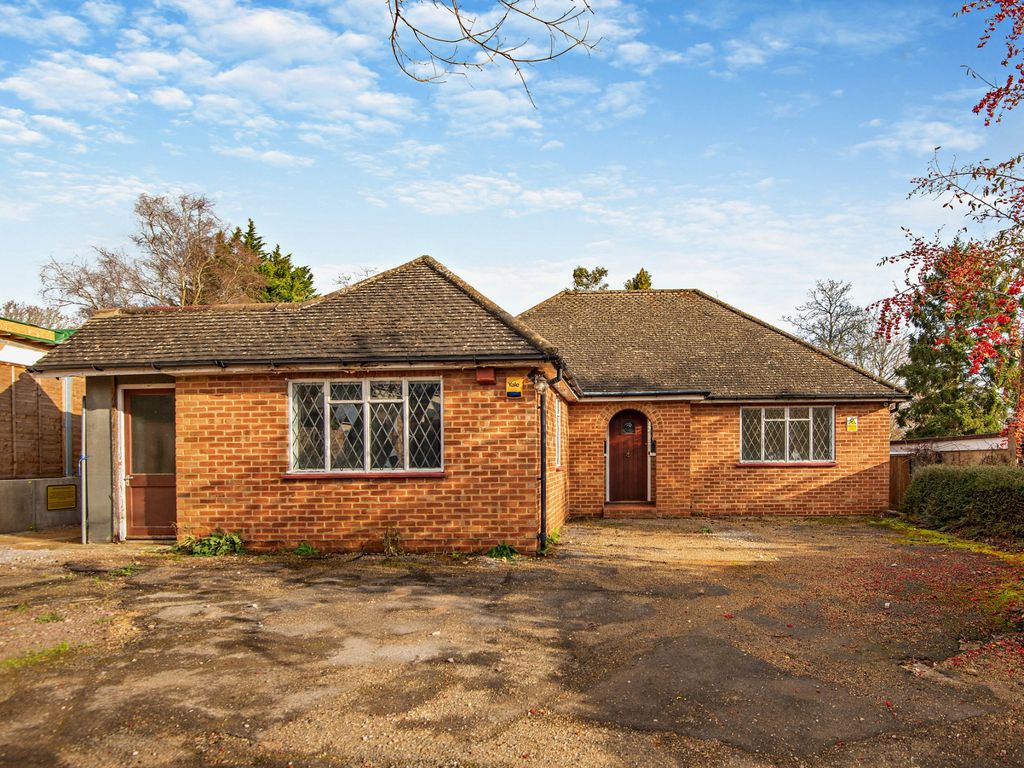 3 bed bungalow for sale in Highfield Way, Rickmansworth WD3, £900,000