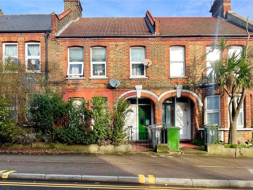 2 bed flat to rent in Forest Road, Walthamstow, London E17, £1,895 pcm