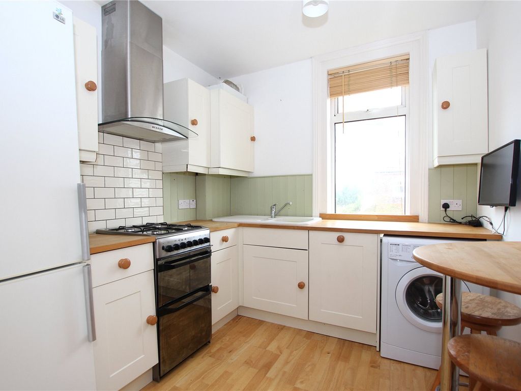 2 bed flat to rent in Westcourt Road, Worthing, West Sussex BN14, £1,250 pcm