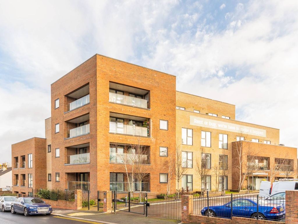 2 bed flat for sale in Beulah Hill, Upper Norwood, London SE19, £500,000