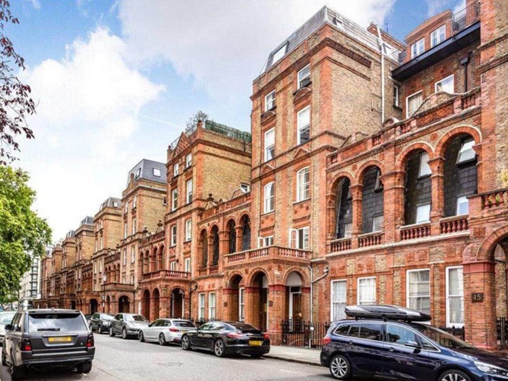 1 bed flat for sale in Courtfield Road, South Kensington, London SW7, £775,000