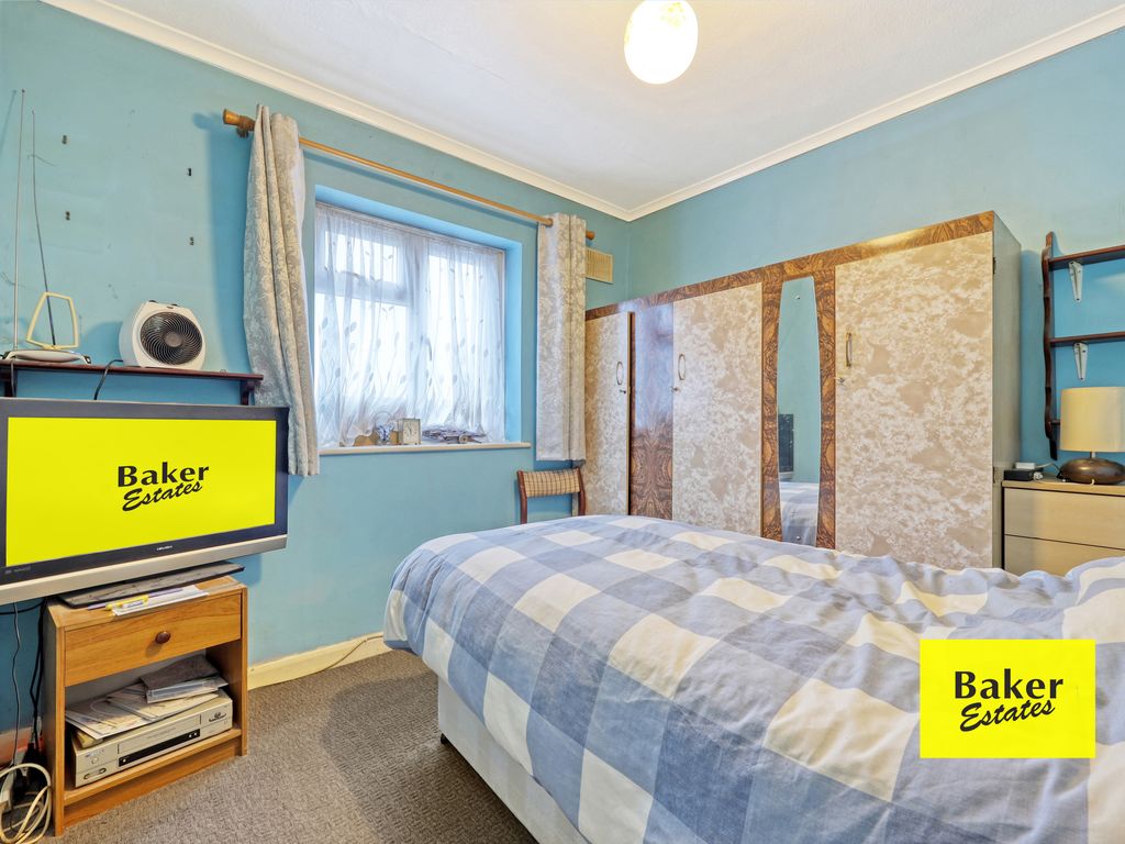 2 bed maisonette for sale in Tomswood Hill, Barkingside IG6, £300,000