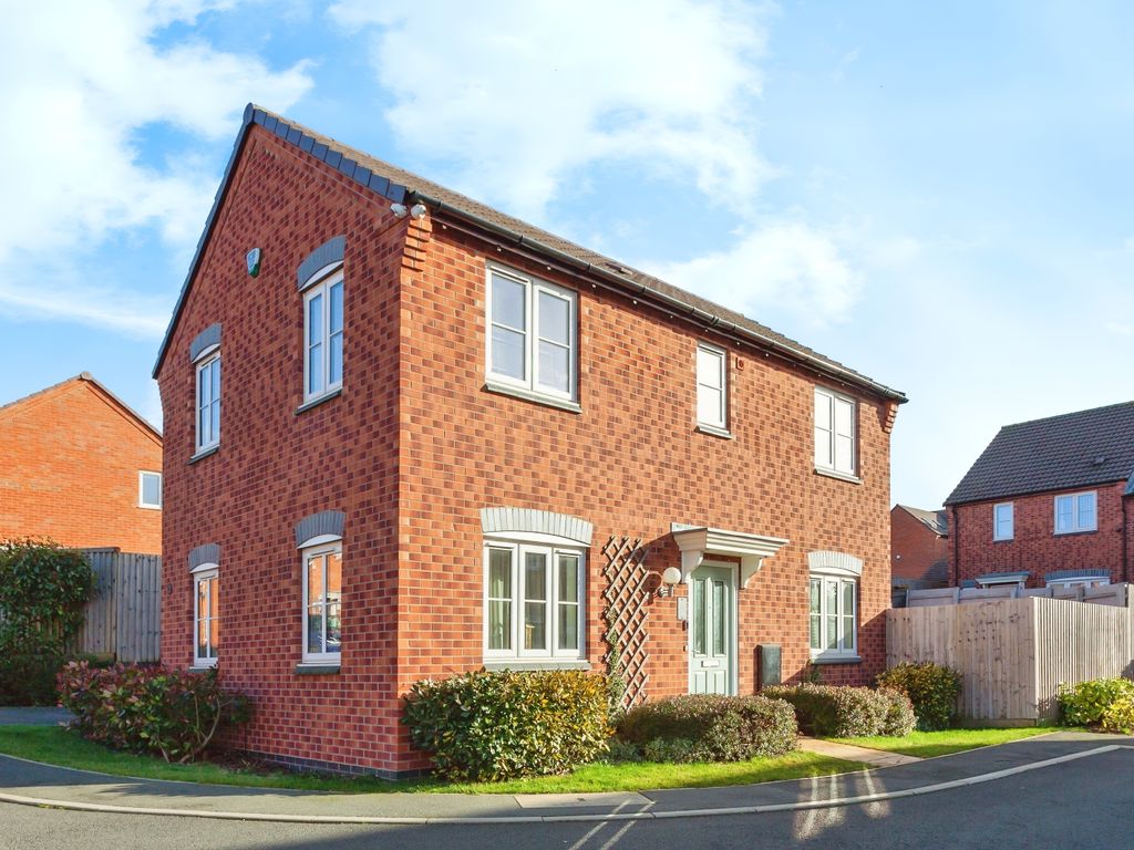 3 bed detached house for sale in Fox Grove, Leicester LE7, £325,000
