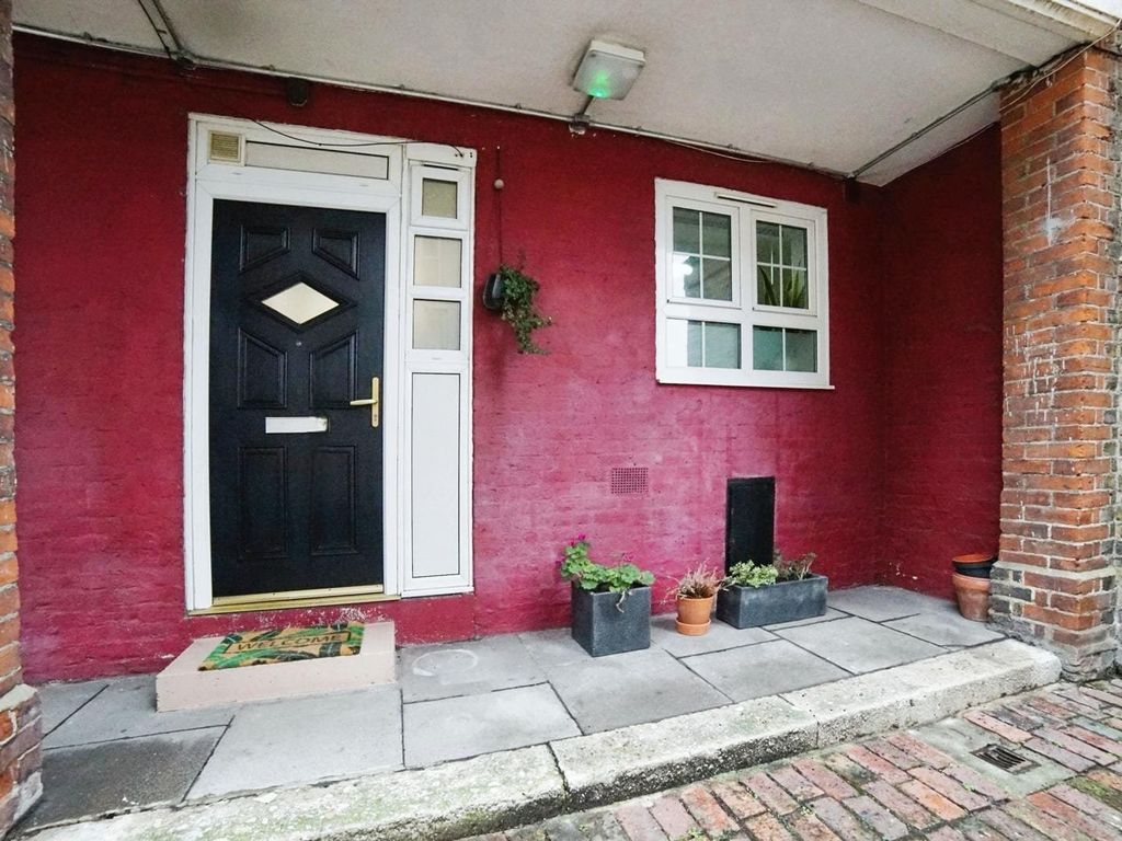 1 bed flat for sale in Wyndham Road, London SE5, £300,000