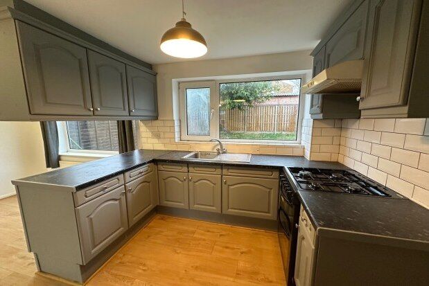 3 bed semi-detached house to rent in Newton Close, Wakefield WF1, £1,250 pcm