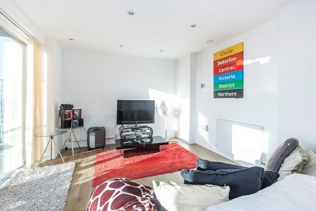 2 bed flat to rent in John Nash Mews, London E14, £2,200 pcm